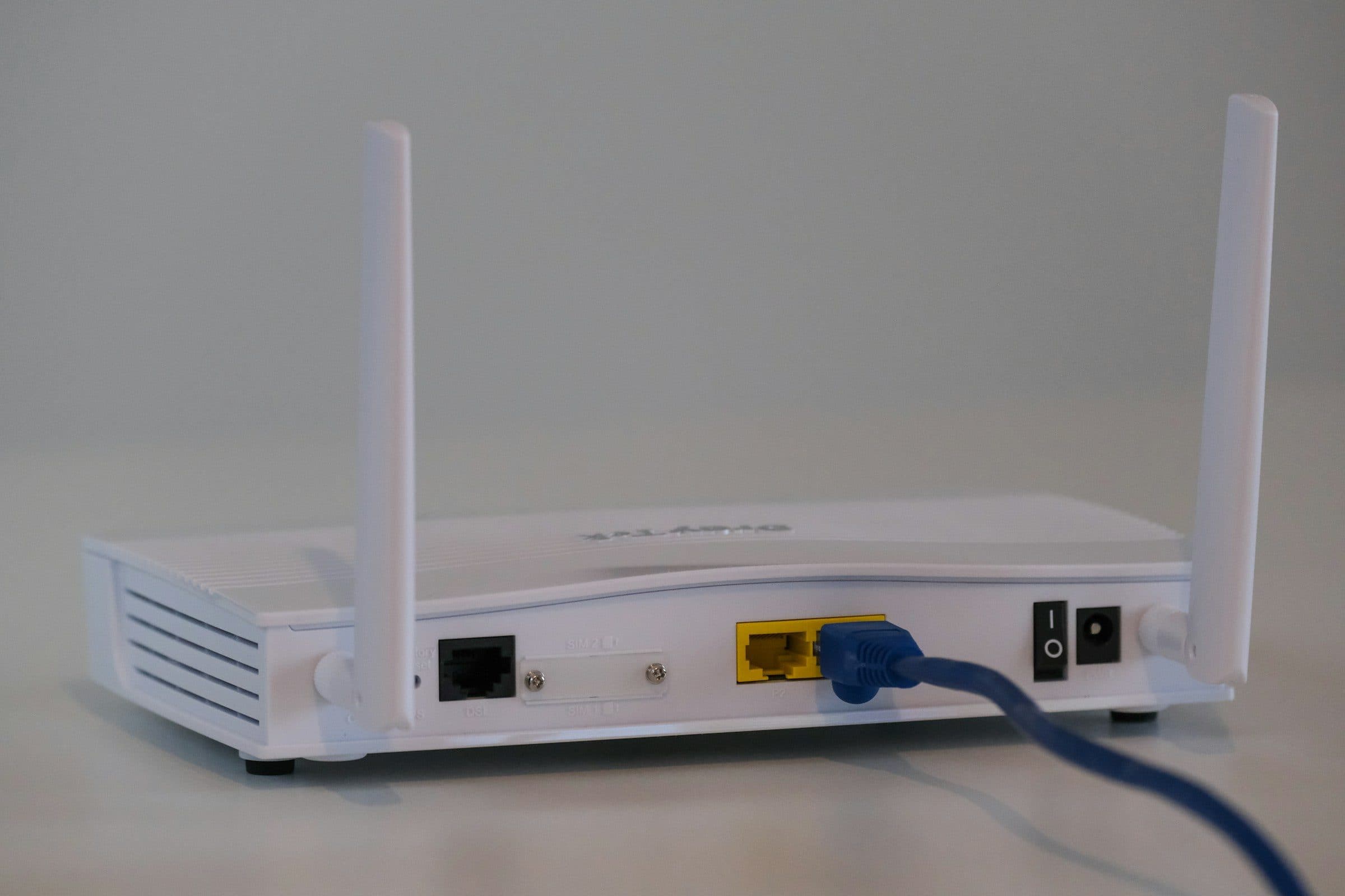 Ein WLAN-Router auf einem weissen Tisch